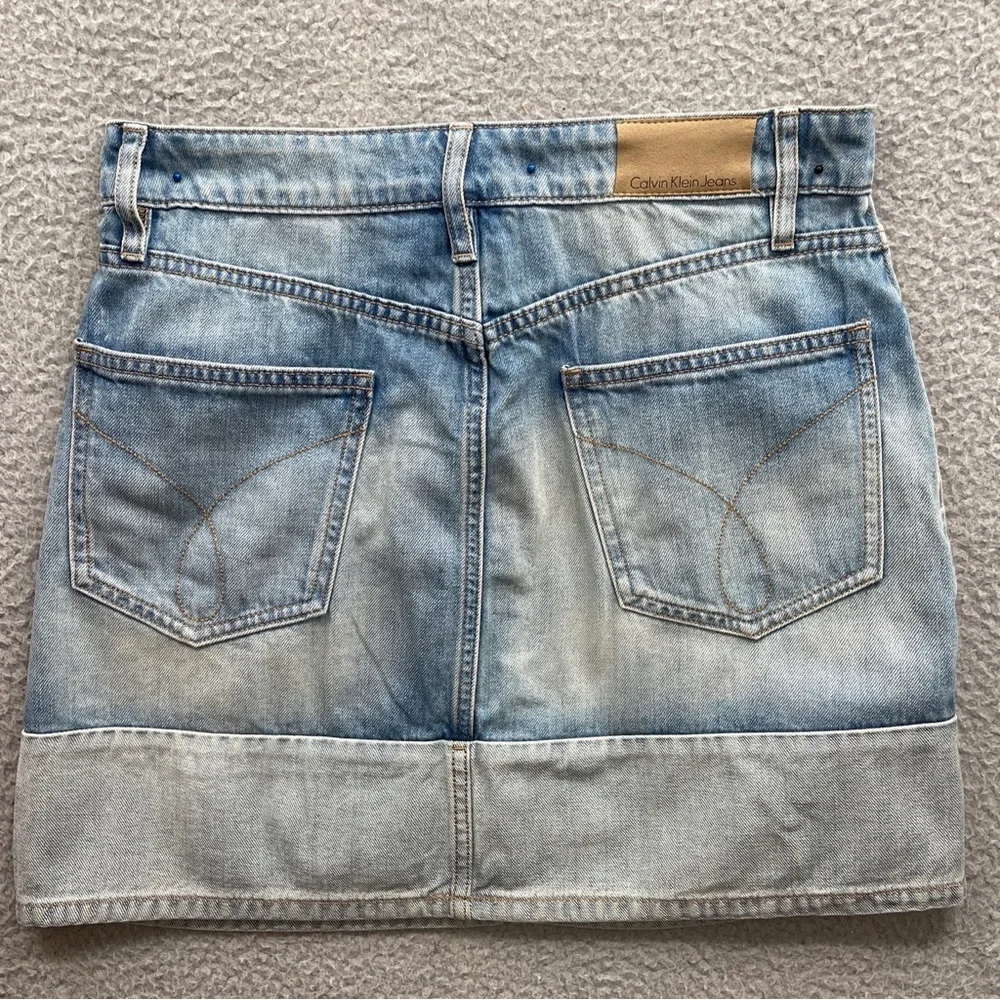 Calvin Klein denim mini skirt Size 30 w/pockets new w/tags distressed stone blue - Picture 8 of 14